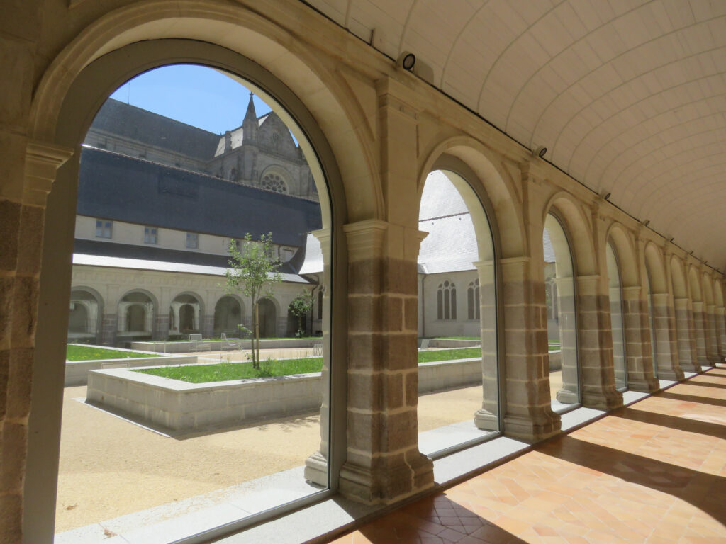 Intérieur du cloître - Couvent des jacobins Rennes