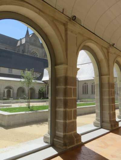 Intérieur du cloître - Couvent des jacobins Rennes