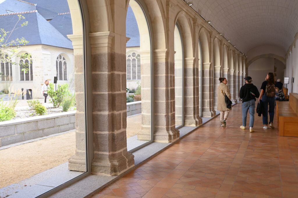 Public dans les galeries du cloître