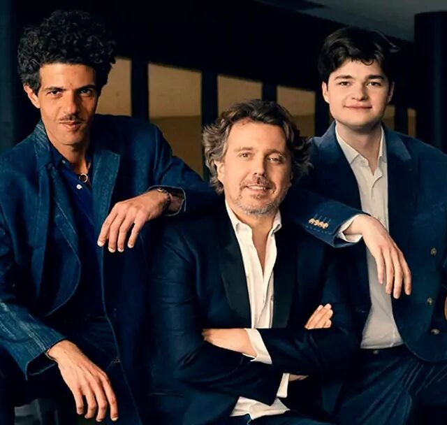 Alex Vizorek et deux musiciens